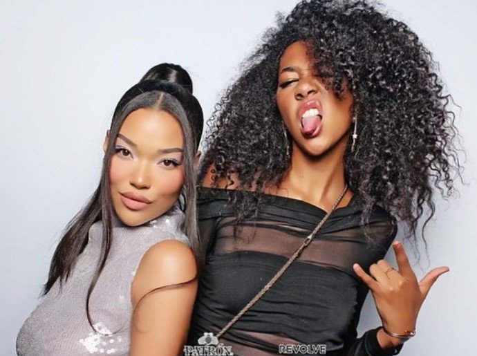 Aoki Lee Simmons and her sister