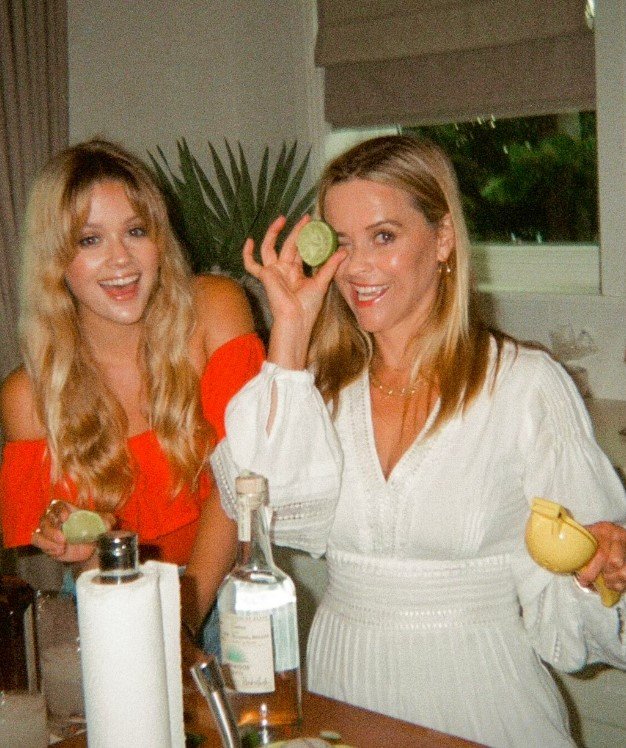 Ava Elizabeth Phillippe with her mom